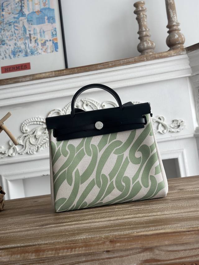 Hermers 爆款Herbag 31Cm 设计灵感来自马鞍袋， 包身是帆布材质，内缝 肩带和手提是皮质的， 外形和Kelly很像， 但是却比Kelly轻很多！
