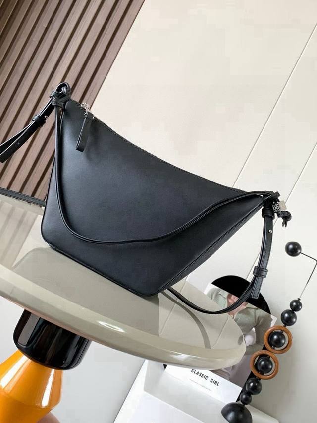 爆款Hammockhobo手袋新款吊床包 腋下包，一款三用:手提、肩背、斜挂！可以自由Diy玩法多多，超级百搭Hammock Hobo手袋将经典手袋能轻松改变形