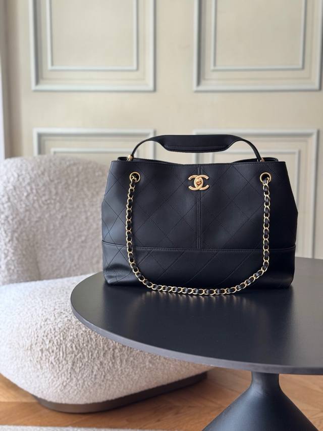 A highlight of the Suede Handmade Bag Show, a masterpiece blending classic and i