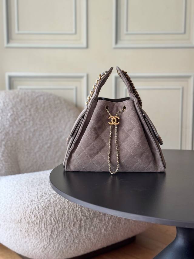As5293 Chanel 25C: Another bag named after a year. This Chanel Hobo bag is a sma