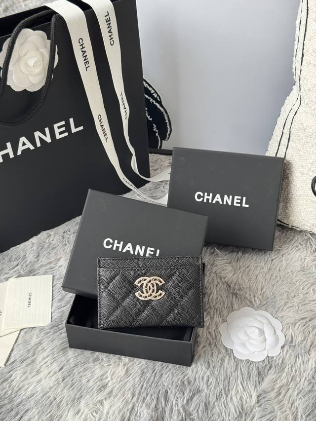 Chanel经典黑带钻鱼子酱卡包， 在阳光下闪闪的双C做的太精致了钻配皮链超级无敌美 款号：A 尺寸：11.2×7.5×0.5Cm