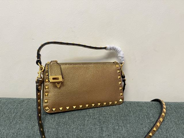 Vt新款小巧手挎包 型号:5500 尺寸:19X13X7Cm Valentino Garavani Rockstud 小号粒面小牛皮斜挎包,标志性的钩扣开合设计 Vt新款小巧手挎包 型号:5500 尺寸:19X13X7Cm Valentino Garavani Rockstud 小号粒面小牛皮斜挎包,标志性的钩扣开合设计