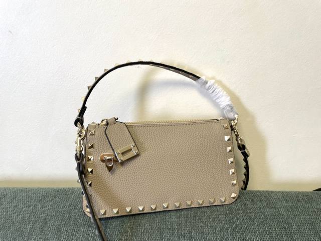 Vt新款小巧手挎包 型号:5500 尺寸:19X13X7Cm Valentino Garavani Rockstud 小号粒面小牛皮斜挎包,标志性的钩扣开合设计 Vt新款小巧手挎包 型号:5500 尺寸:19X13X7Cm Valentino Garavani Rockstud 小号粒面小牛皮斜挎包,标志性的钩扣开合设计