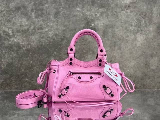 正品级 ｛粉色｝ Balenciaga * Le City Storico 保龄球包 巴黎世家新款小巧的“胖墩”保龄球，着实让人欲罢不能，七夕限定款更是将爱铺满