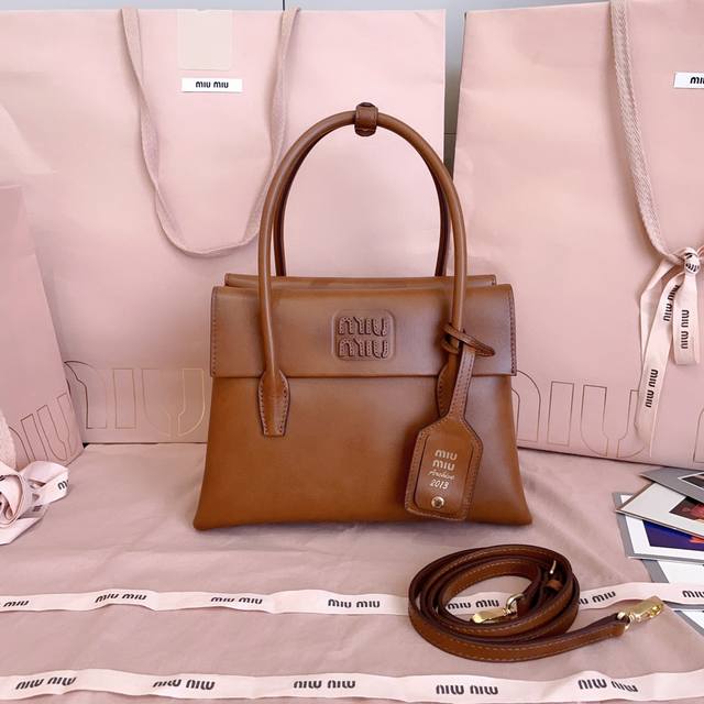 5Ba303：Mimisolitaire新款小牛皮手袋，灵感源自06年档案，结构化线条与精致的细节，经典与实验相结合的优雅风格，独特的皮革纹理，复古与时尚的冲击