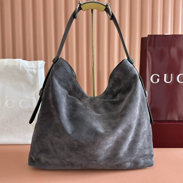配全套原厂专柜礼品袋包装 2025秋冬系列, Gucci Beatrix系列手袋采用黑色牛皮革材质匠心打造，配以饰标志性马衔扣细节肩带，为休闲廓形添注品牌内涵。