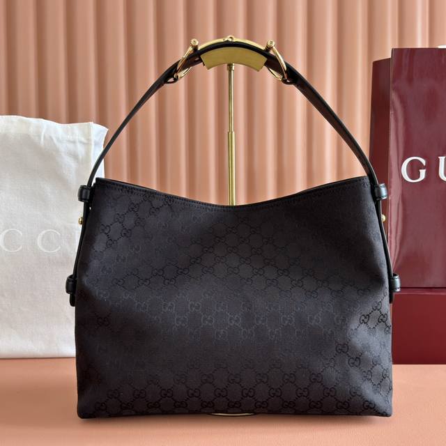 配全套原厂专柜包装 2025秋冬系列, Gucci Beatrix系列手袋采用休闲廓形，肩带上饰以标志性的马衔扣细节，进一步提升时尚感。金色调配件令整款设计更显