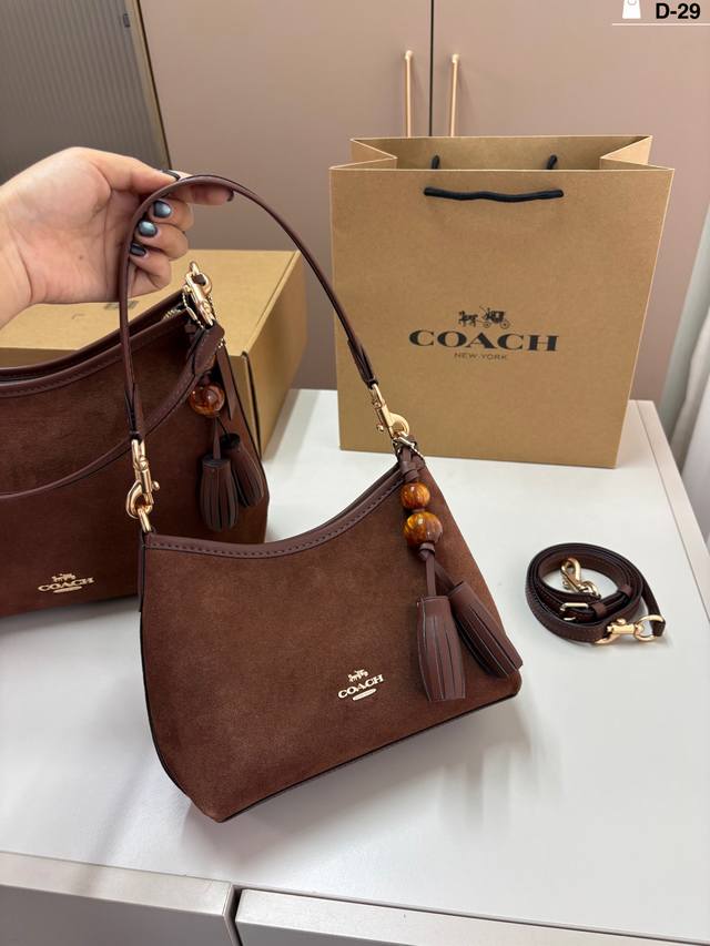 小 配挂件 Coach 蔻驰｜麂皮Laurel 流浪包 蔻驰经典的月亮包，比腋下包容量要大一点 D-29尺寸20×15 29×21飞机盒