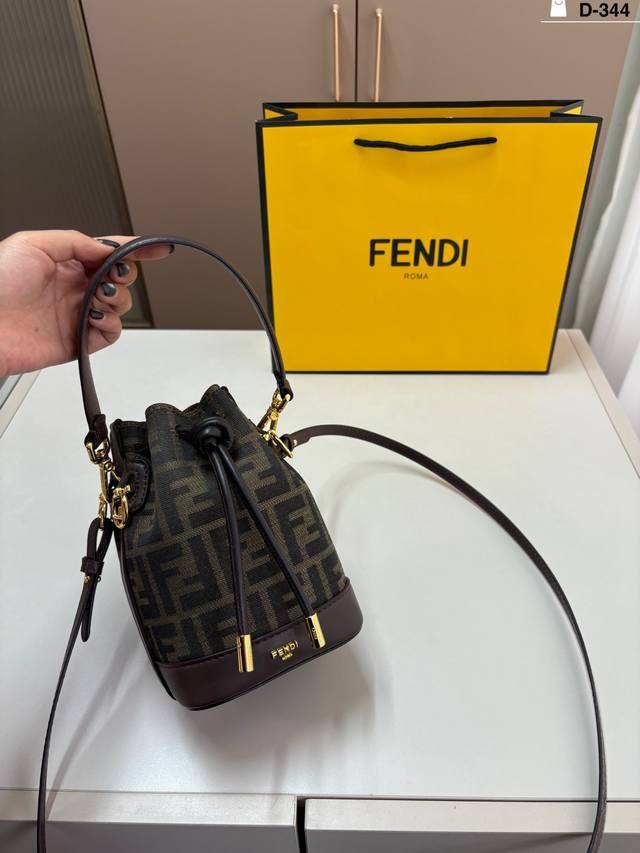 Fendi芬迪水桶包 颜色真的好美呀！ 元气满满 ！ D-344尺寸12×18