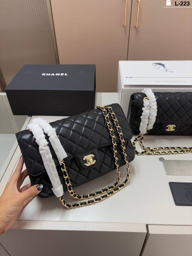 大 配镜子 Chanel香奈儿Cf金扣 优雅时尚就是它的代名词了吧 容量太足够了，出门逛街约会都可以。 L-223尺寸23×12 25×13折叠盒飞机盒