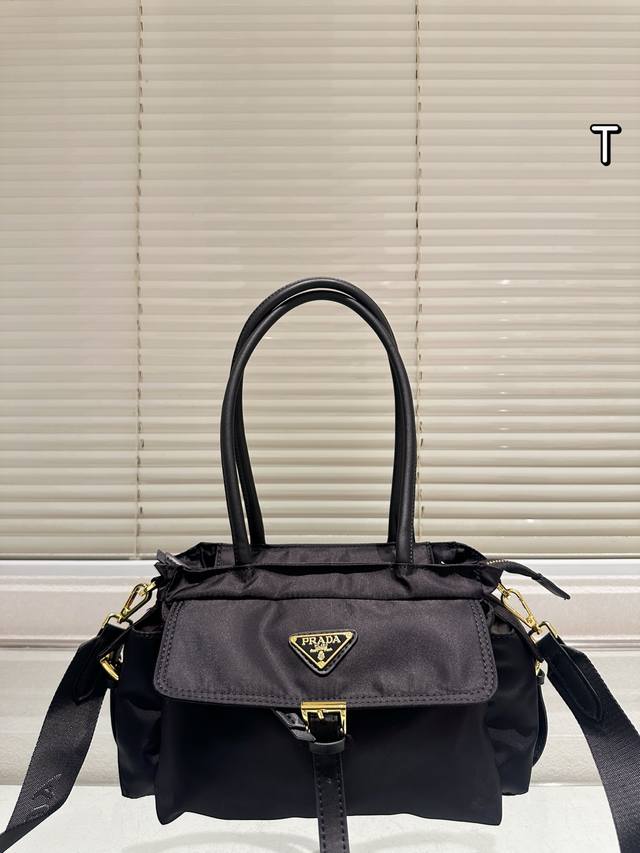 Prada Explore尼龙手提包 C Prada Explore系列手提包,采用Re-Nylon尼龙+皮革,轻便耐用又防水,日常通勤或旅行都超适合!黑色包身 Prada Explore尼龙手提包 C Prada Explore系列手提包,采用Re-Nylon尼龙+皮革,轻便耐用又防水,日常通勤或旅行都超适合!黑色包身