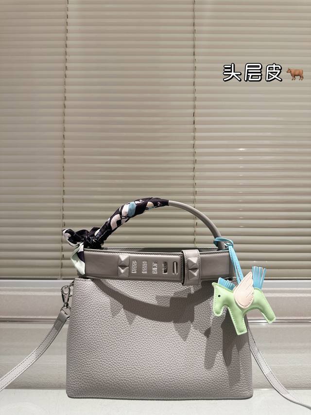 爱马仕手提肩背包 Medor Togo皮木偶灰 大女主风的设计 低调有质感,单肩手提都可以 肩带不可调节,不可拆卸 工价20W,二级市场巨香 25Cm 爱马仕手提肩背包 Medor Togo皮木偶灰 大女主风的设计 低调有质感,单肩手提都可以 肩带不可调节,不可拆卸 工价20W,二级市场巨香 25Cm