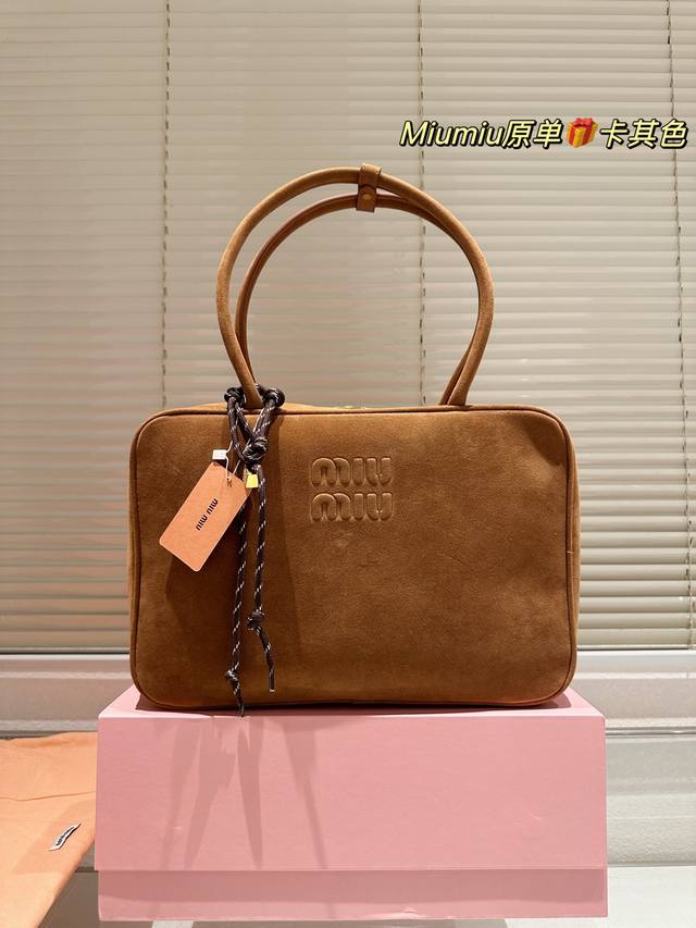 配盒 Size:35*22Cm Miumiu保龄球 公文包 对版面料 皮质光滑细腻柔软, 棉质缎面衬里。 背起来都很Nice 哦 可手拎也可斜挎! 出场就是Mi 配盒 Size:35*22Cm Miumiu保龄球 公文包 对版面料 皮质光滑细腻柔软, 棉质缎面衬里。 背起来都很Nice 哦 可手拎也可斜挎! 出场就是Mi