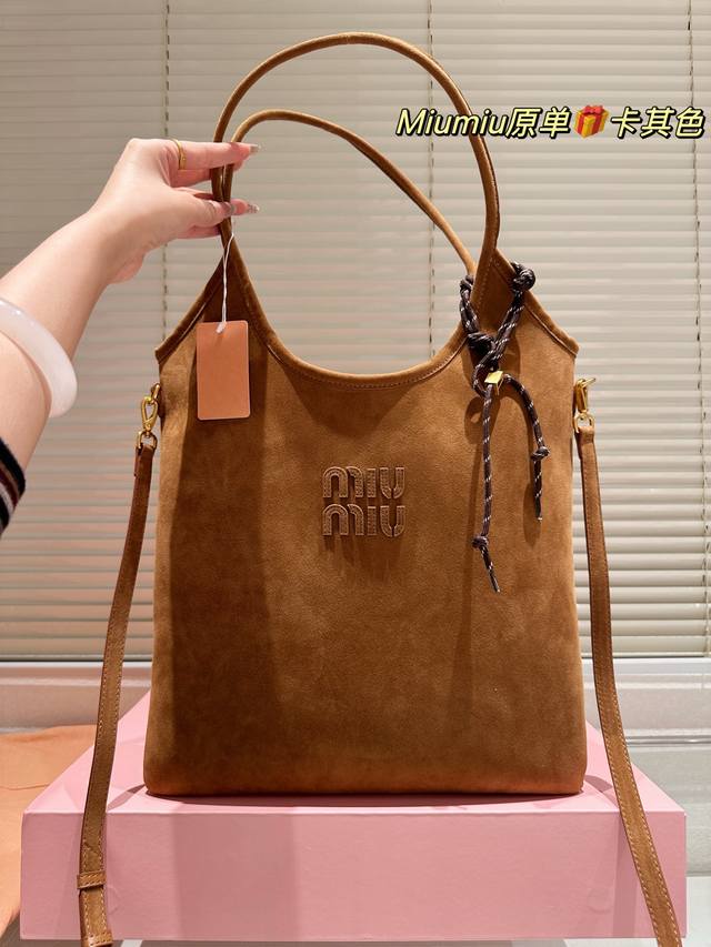 复刻版 麂皮 Miumiu限定款托特包 简单又好看 Miumiu而且超级实用, #Miumiu新款包包 尺寸35 30Cm 复刻版 麂皮 Miumiu限定款托特包 简单又好看 Miumiu而且超级实用, #Miumiu新款包包 尺寸35 30Cm