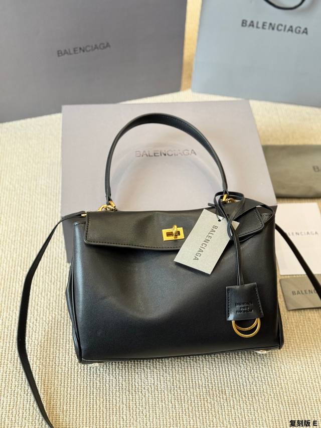 复刻版 Balenciaga Rodeo 手提包 巴黎世家Rodeo黑银手提包，柔软光面牛皮+银色金属配件，简约大气又时髦手提斜挎都Ok，配可拆卸肩带和钥匙扣，