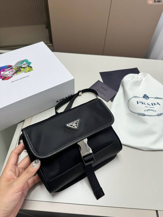 普拉达Prada 尼龙手机包 真的太万能了！！ 简约耐看、轻便、耐磨、防水、容量感人~而且男女同款！ 日常通勤百搭又实用！使用率极高 D-281尺寸20.6.1