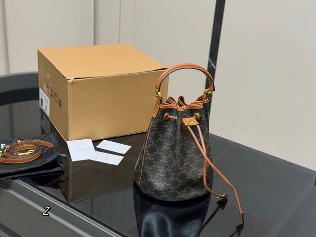 配盒 Size： 20*23Cm Celine 水桶包新款赛琳 一直很喜欢老花的包 经久耐看 复古印花图案 有着高颜值的复古文艺气息