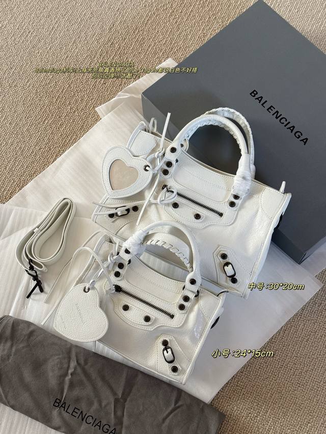 配盒 Size：24*15Cm 小号 30*28Cm 中号 Balenciaga 机车包也太好背了叭 皮质超级柔软！ 自带褶皱肌理感很耐造哦！ 随便乱背都帅的B