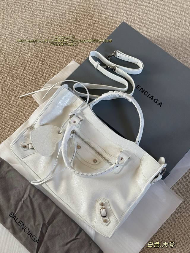 配盒 Size：38*24Cm 大号 Balenciaga 机车包也太好背了叭 皮质超级柔软！ 自带褶皱肌理感很耐造哦！ 随便乱背都帅的Balenciaga L
