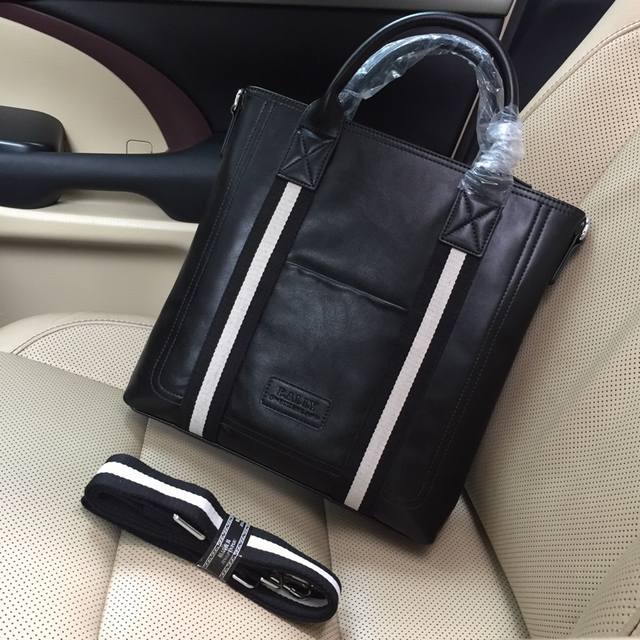 巴利男士上品，公文包手提斜挎包巴利热销爆款，请认准皮质和细节，高端大气上档次原版质量原版牛皮 和高档进口五金，皮质，柔软，手感超好 高档、大气、超有型 独家：首