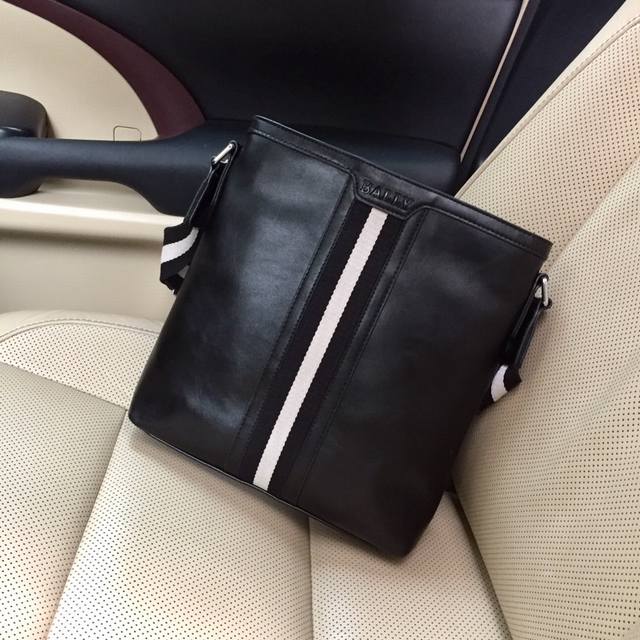 品牌名称 ：巴利新款 产品规格 ：26 29 5 产品材质 ：原版头层牛皮+专用里布 产品详情 ：黑色 顶级做工 产品型号 ：13622-3