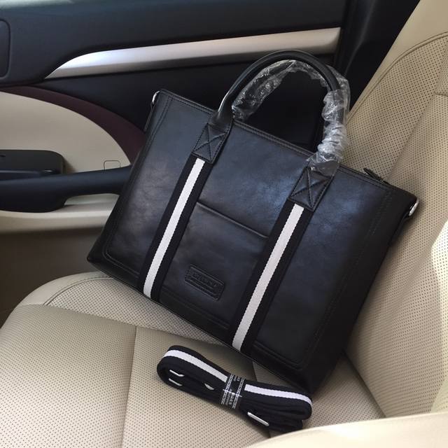 巴利男士上品，公文包手提斜挎包巴利热销爆款，请认准皮质和细节，高端大气上档次原版质量原版牛皮 和高档进口五金，皮质，柔软，手感超好 高档、大气、超有型 独家：首