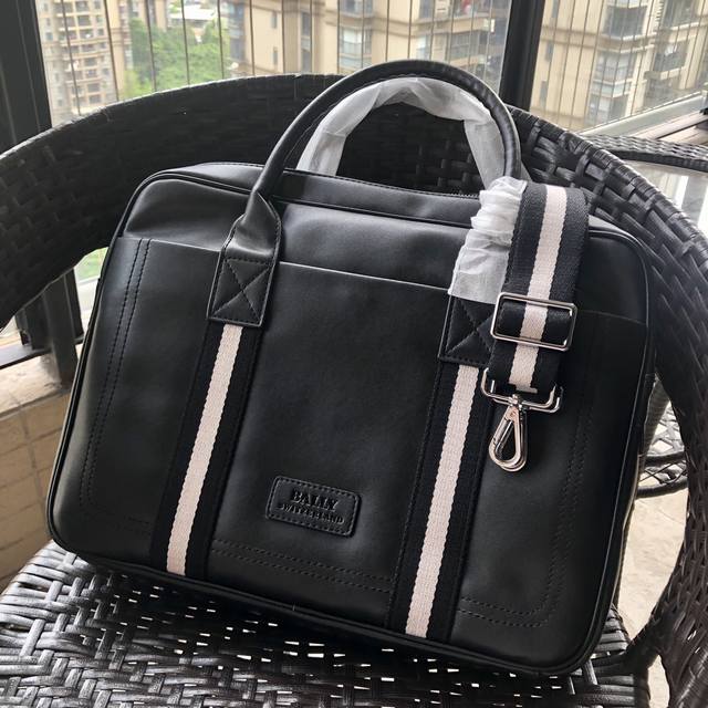 巴利13688专柜人气爆款 大气、时尚，搭配全套专柜五金，采用专柜原厂里布，使用最牛的进口头层牛皮，皮质柔软手感一流 原厂高档五金 超级好的手工制作几乎为0的返