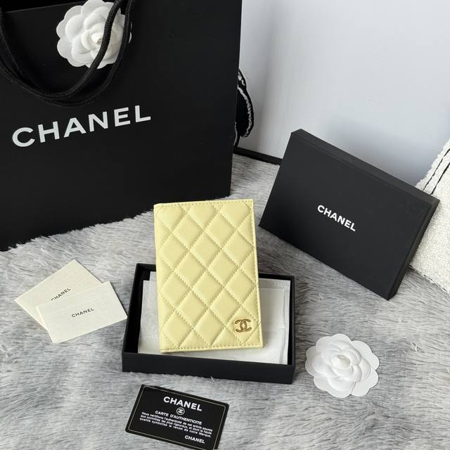 顶级原单 Chanel 经典护照本 出门旅游的朋友福音！ 这款护照夹采用进口牛皮 鱼子酱颗粒 内部搭配 同色系 有四个卡位 护照本 信用卡 非常方便实用，可收纳