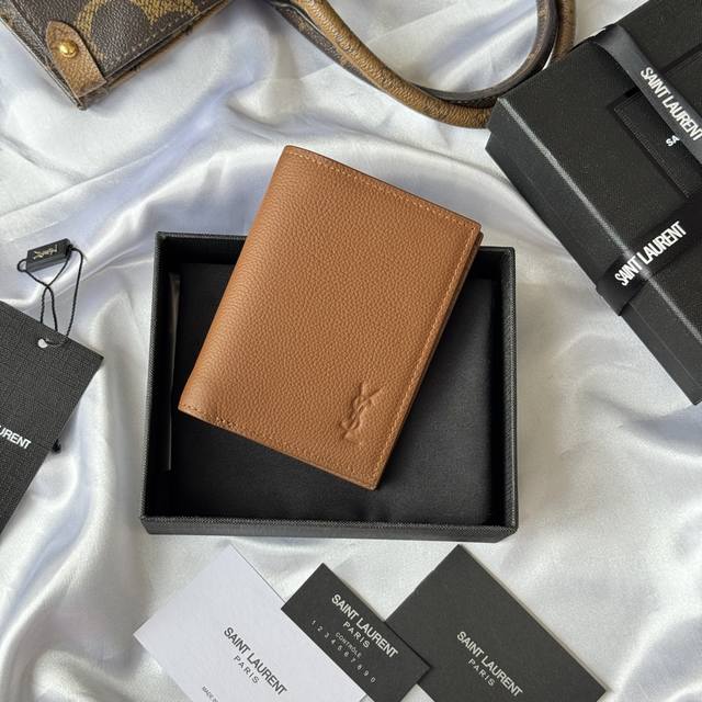 顶级原单 Ysl2025秋冬新品上架 单折钱包，饰以小号荔枝纹牛皮 压字麦Lecassandre。 尺寸:9X11.5 X2厘米 3.5X4.5X0.8英寸，