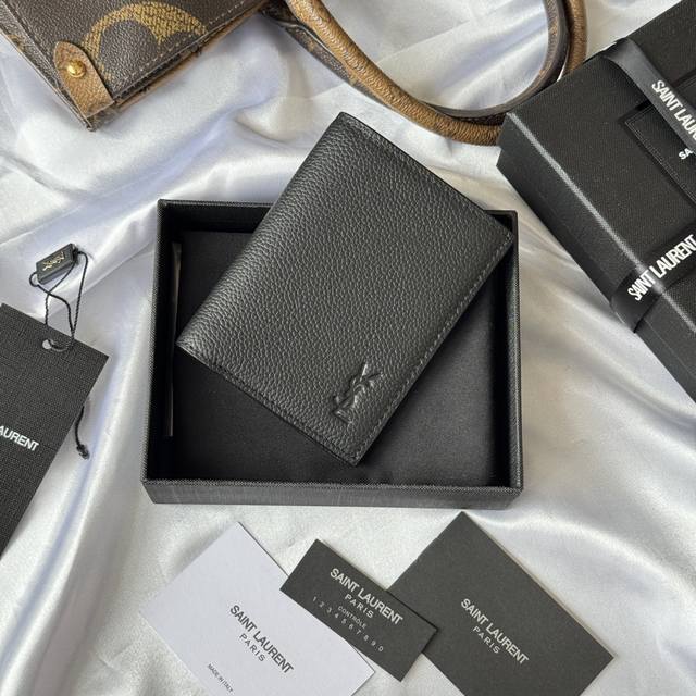 顶级原单 Ysl2025秋冬新品上架 单折钱包，饰以小号荔枝纹牛皮 压字麦Lecassandre。 尺寸:9X11.5 X2厘米 3.5X4.5X0.8英寸，
