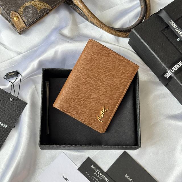 顶级原单 Ysl2025秋冬新品上架 单折钱包，饰以小号荔枝纹牛皮 五金款 Lecassandre。 尺寸:9X11.5 X2厘米 3.5X4.5X0.8英寸五