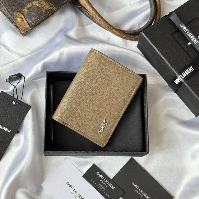 顶级原单 Ysl2025秋冬新品上架 单折钱包，饰以小号荔枝纹牛皮 五金款 Lecassandre。 尺寸:9X11.5 X2厘米 3.5X4.5X0.8英寸五