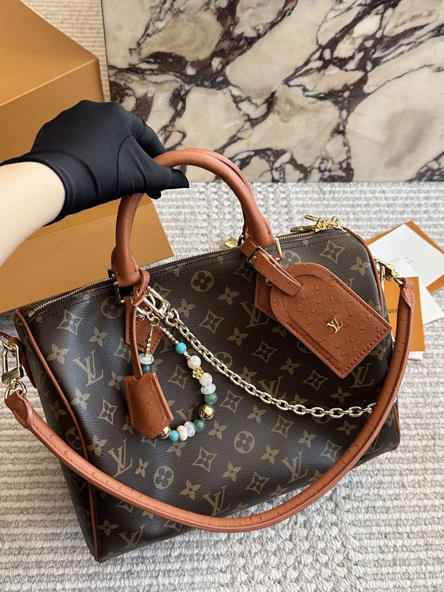 配盒子 2025新款Size：30Cm L家 Speedy30 复刻版枕头包 原版五金 折叠 新款肩带真的吼吼好看 搜索 Lv 枕头包