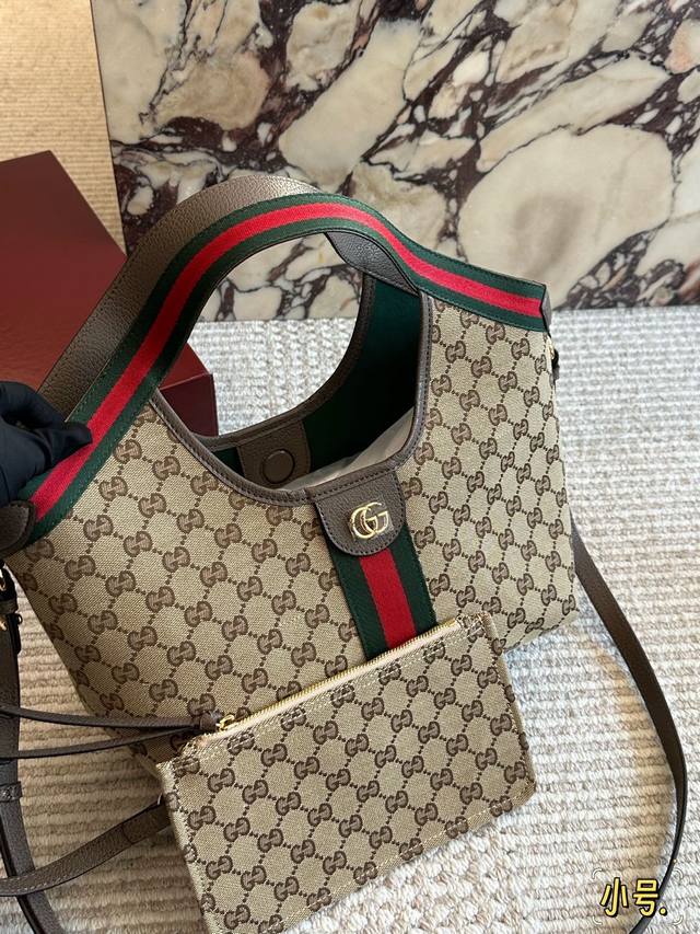 配牛皮 Gucci秀款Giglio小号来啦！ Gucci小号Giglio，以经典元素Web织带老花Logo。卫衣剪裁解构经典，皮具五金复刻Archival韵味，