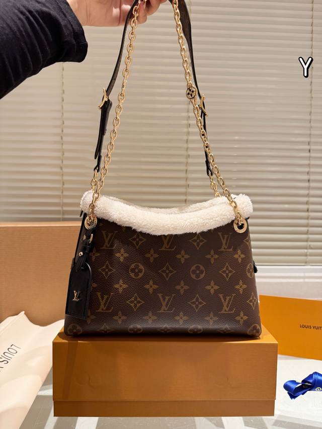 复刻版 Lv Carryall泰迪羊毛包 Lv Carryall泰迪羊毛包是路易威登秋冬限量款，经典Monogram帆布+柔软羊毛拼接，边缘点缀牛皮革，搭配亮金