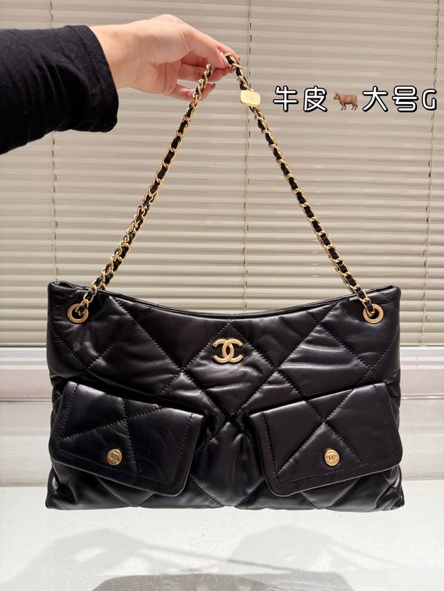 小羊皮 香奈儿25K黑金Hobo购物袋 香奈儿25K黑金Hobo购物袋，经典菱格纹+双C五金，链条小金牌超有辨识度。羊皮材质柔软耐用，黑色百搭，秋冬季节必备！包
