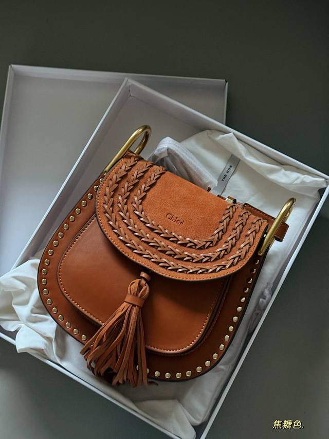 配盒 Size：23*22Cm Chloe的马鞍包 翻毛皮 流苏 铆钉 马蹄扣 融入时髦的元素！ 复古高级！