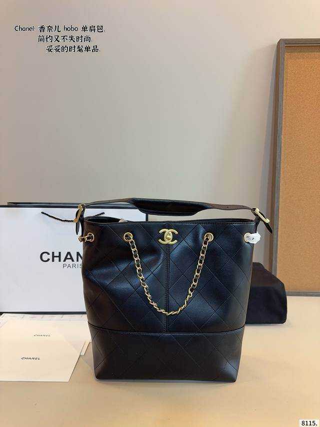 配礼盒. Chanel香奈儿 新款Hobo 购物袋手提包 超级喜欢它简单有质感的设计， 上身性感而帅气，很能装而且方便啊！ 无敌时髦洋气～尺寸：27*10*30