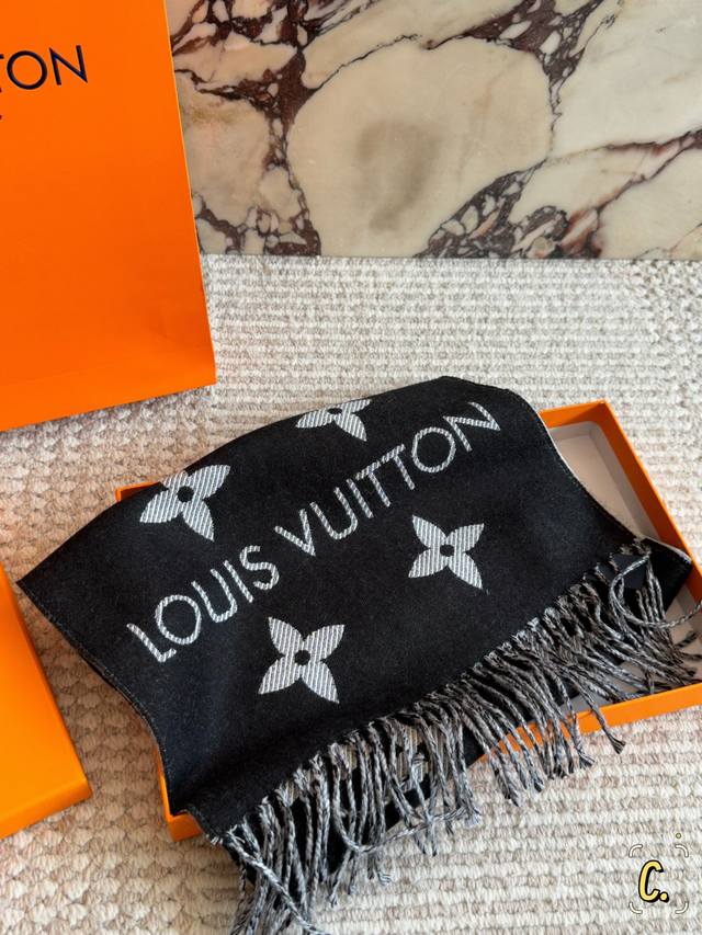 配盒 Size： *35Cm L家 Fw新增双面围巾都好美！ 奶茶色 双面可用 %羊毛 特别温柔， 适合每个软软嫩嫩的女生。 质感超舒服 一点也不扎 高品质 非