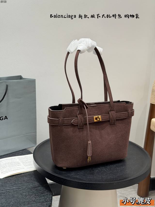 礼盒包装 麂皮款 巴黎世家Balenciaga托特包Tote 百搭神器真的太酷啦～ 无论你是正面看侧面看远处看还是近处看，都是超级抓眼的！尤其是甜酷的风姐妹绝对