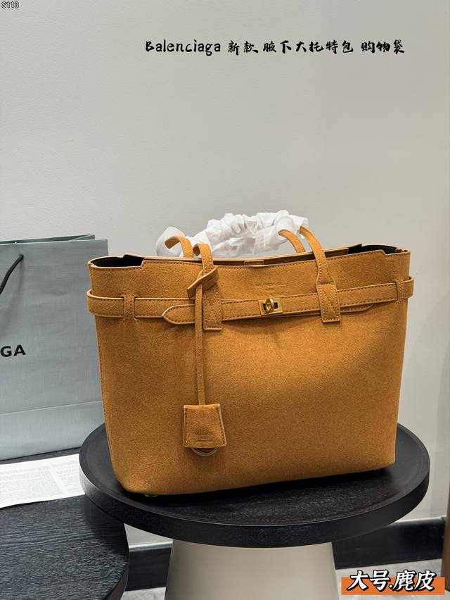 礼盒包装 麂皮绒 巴黎世家Balenciaga托特包Tote 百搭神器真的太酷啦～ 无论你是正面看侧面看远处看还是近处看，都是超级抓眼的！尤其是甜酷的风姐妹绝对