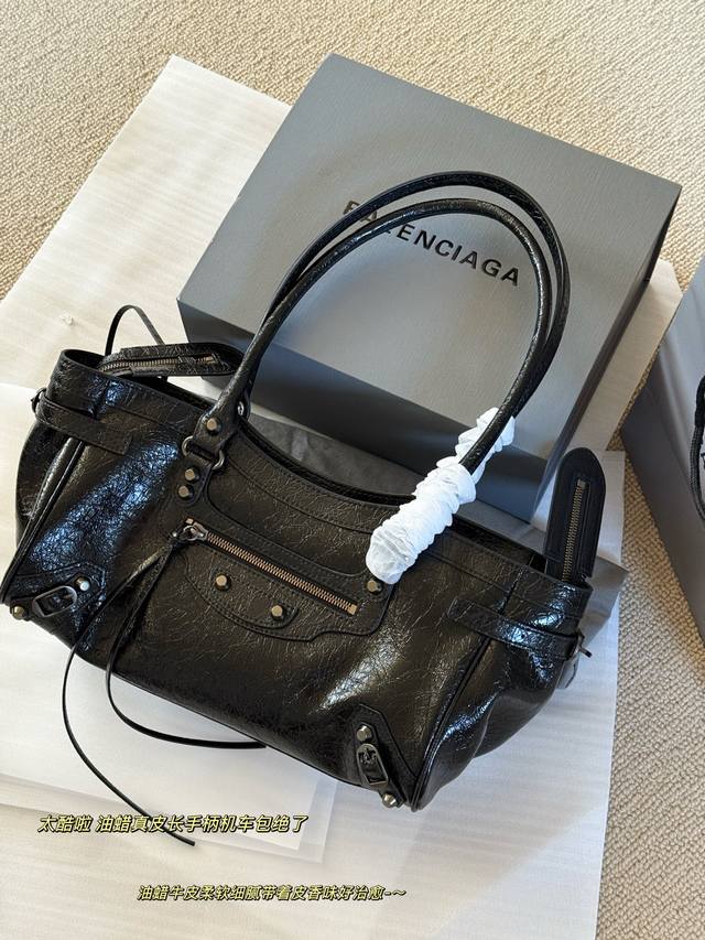 配盒 Size：32*19Cm Balenciaga 机车包也太好背了叭 皮质超级柔软！ 自带褶皱肌理感很耐造哦！ 随便乱背都帅的Balenciaga Le C