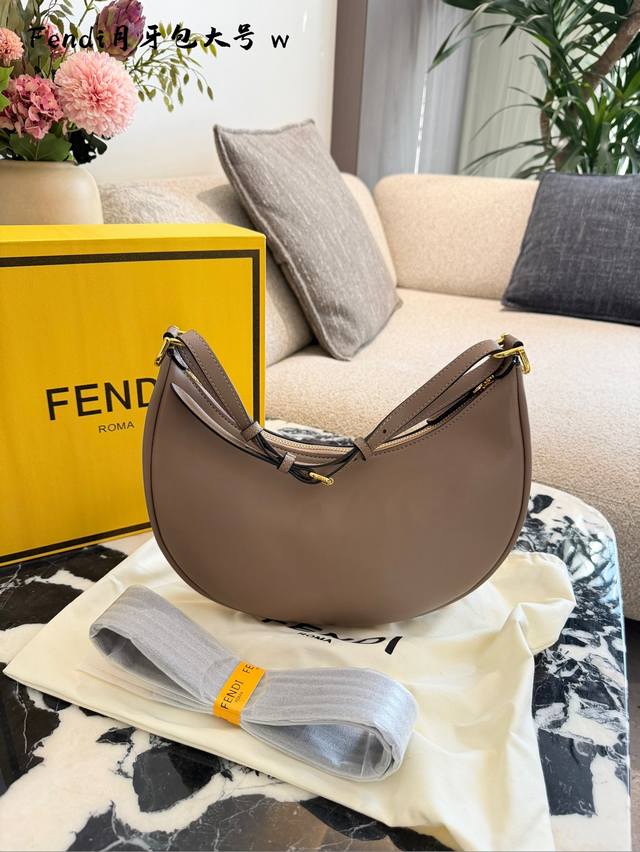 Fendi新款 豌豆月牙腋下包真的特别好看的配色特别高级密 材质是牛皮的非常耐用底部的金属Fendilogo特别有质感歐國28Cm #Fendi #Fendi月
