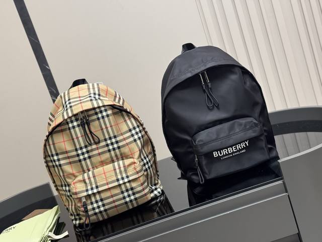 无盒 轻便又容量 Size：30*40Cm 巴宝莉双肩包 这款背包以标志性Burberry Trench风衣的独创面料作为灵感来源， 采用与棉质嘎巴甸同为密织结