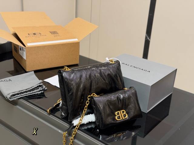 配折叠盒飞机盒 Size：17.11Cm 26.18Cm 巴黎世家 Monaco 致敬经典机车包系列重磅新款王炸登场La 可调节编织肩带附加孔眼 外挂皮革卡包