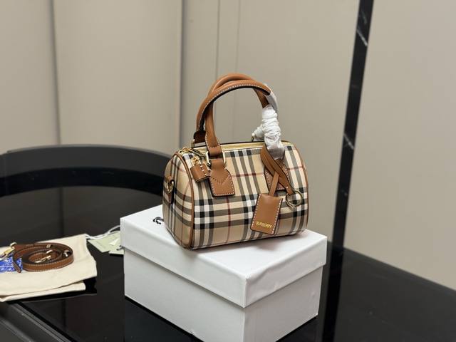 配盒 Size:20.13Cm 巴宝莉｜敲可爱的枕头包~ 多配色、手提斜挎随心搭配~