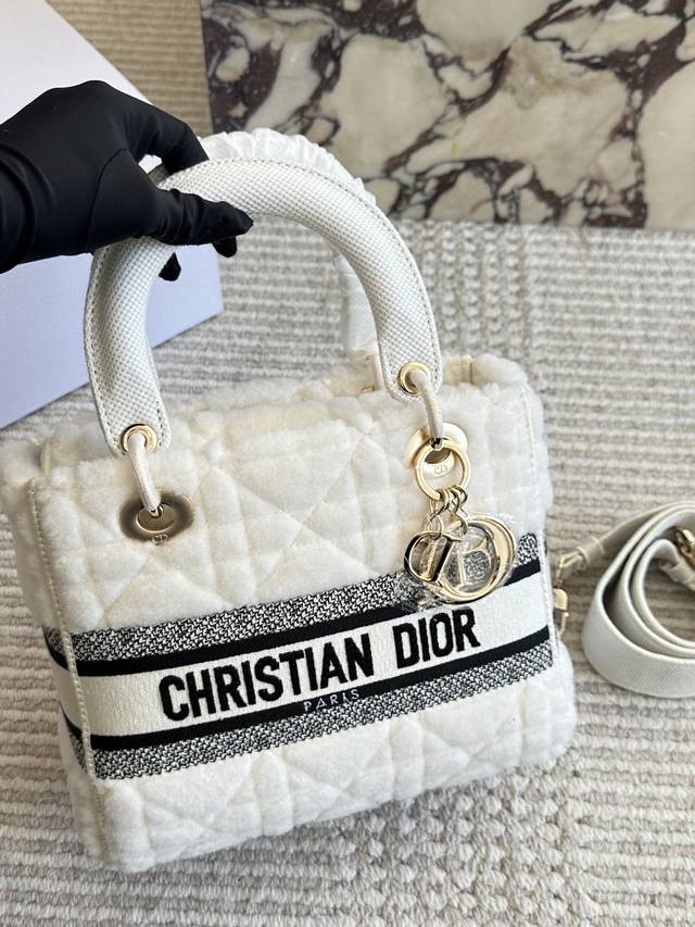 配盒 Size：24*20Cm 原单提花版 D家 刺绣戴妃包 现代休闲且优雅 刺绣宽肩带 特别！特别！！！ 25Ss 新年新款