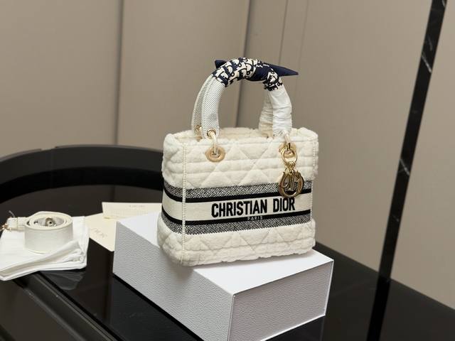 配折叠盒 Size：24*20Cm 迪奥 刺绣戴妃包 现代休闲且优雅 刺绣宽肩带 特别！特别！！！