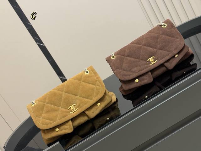 Chanel香奈儿25K好美啊，蝴蝶结还是百看不腻， 链条装饰充满活力。又嫩又俏皮 感觉香香的每一款都是投资级艺术品， 入手即定格永恒摩登风格，开心 保值又时髦