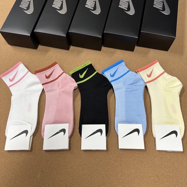 特 Nike 耐克永远的经典永远的新品女款中筒袜，精梳棉材质，透气吸汗柔软舒适，上脚非常Nice 一盒五双